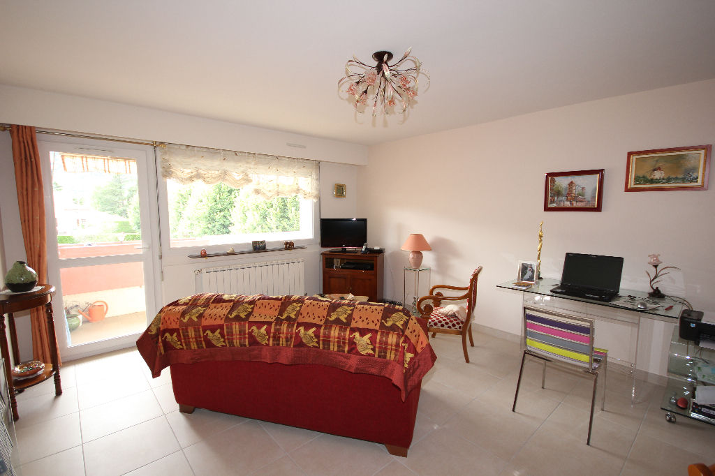 À vendre, appartement 2 pièces d'environ 47,11 m², avec grand balcon, garage, cave et parking à GUILHERAND-GRANGES (07500).