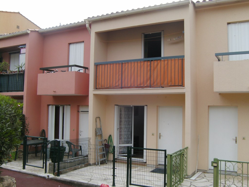 MAISONNETTE AVEC PETIT JARDIN ET PARKING