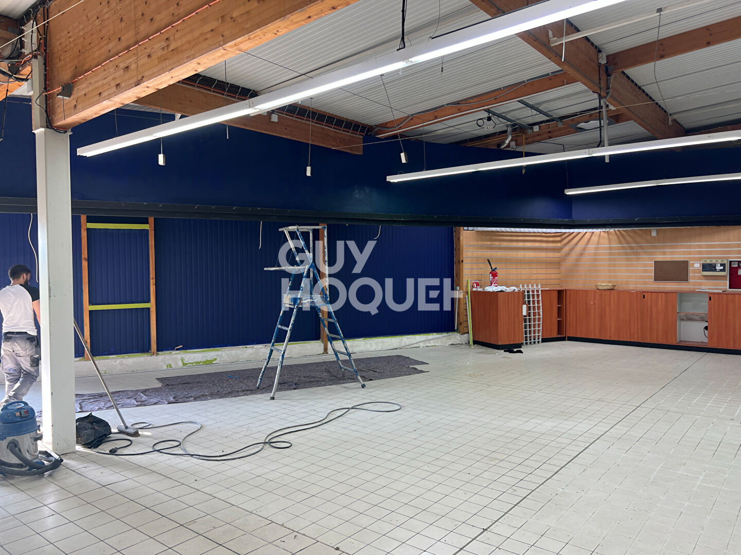 Sortie de RUGLES - Local commercial de 1560m².