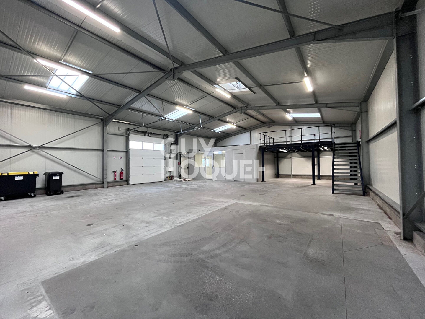 Local zone industrielle de VERNEUIL 220m² - Très bonne visibilité
