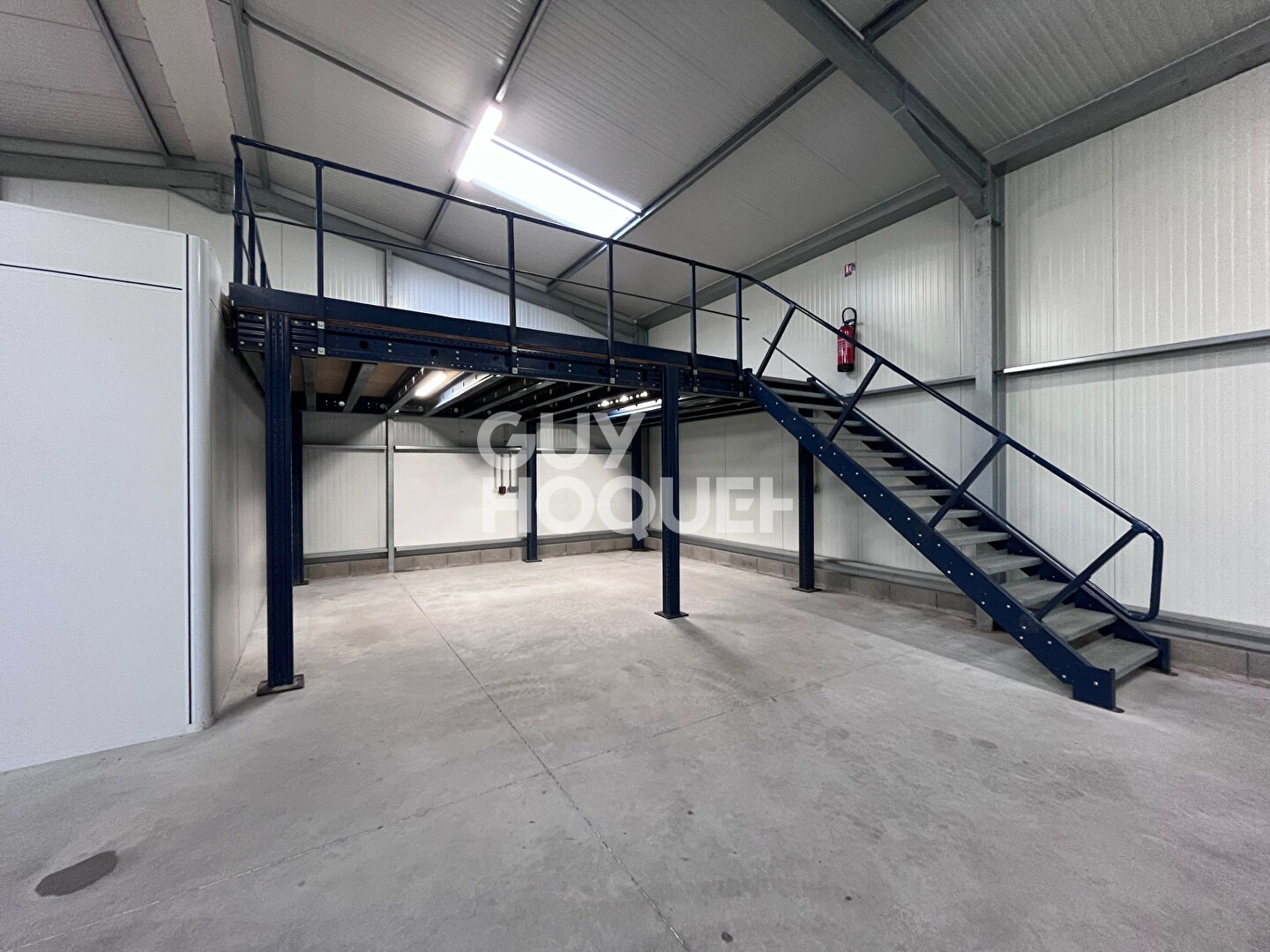 Local zone industrielle de VERNEUIL 220m² - Très bonne visibilité
