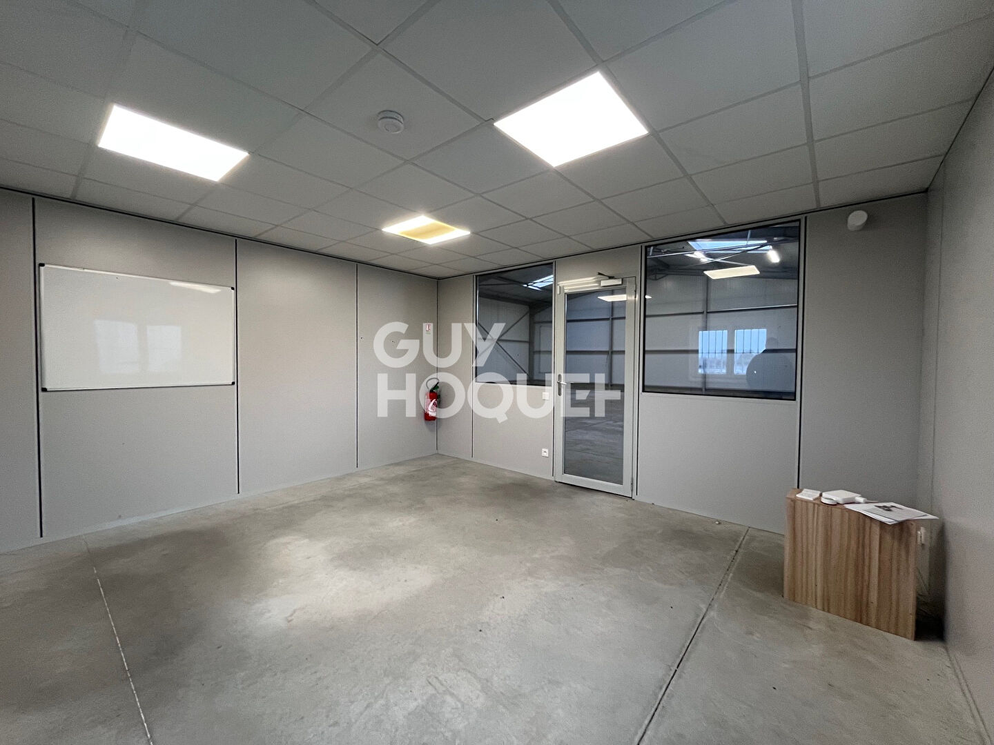 Local zone industrielle de VERNEUIL 220m² - Très bonne visibilité