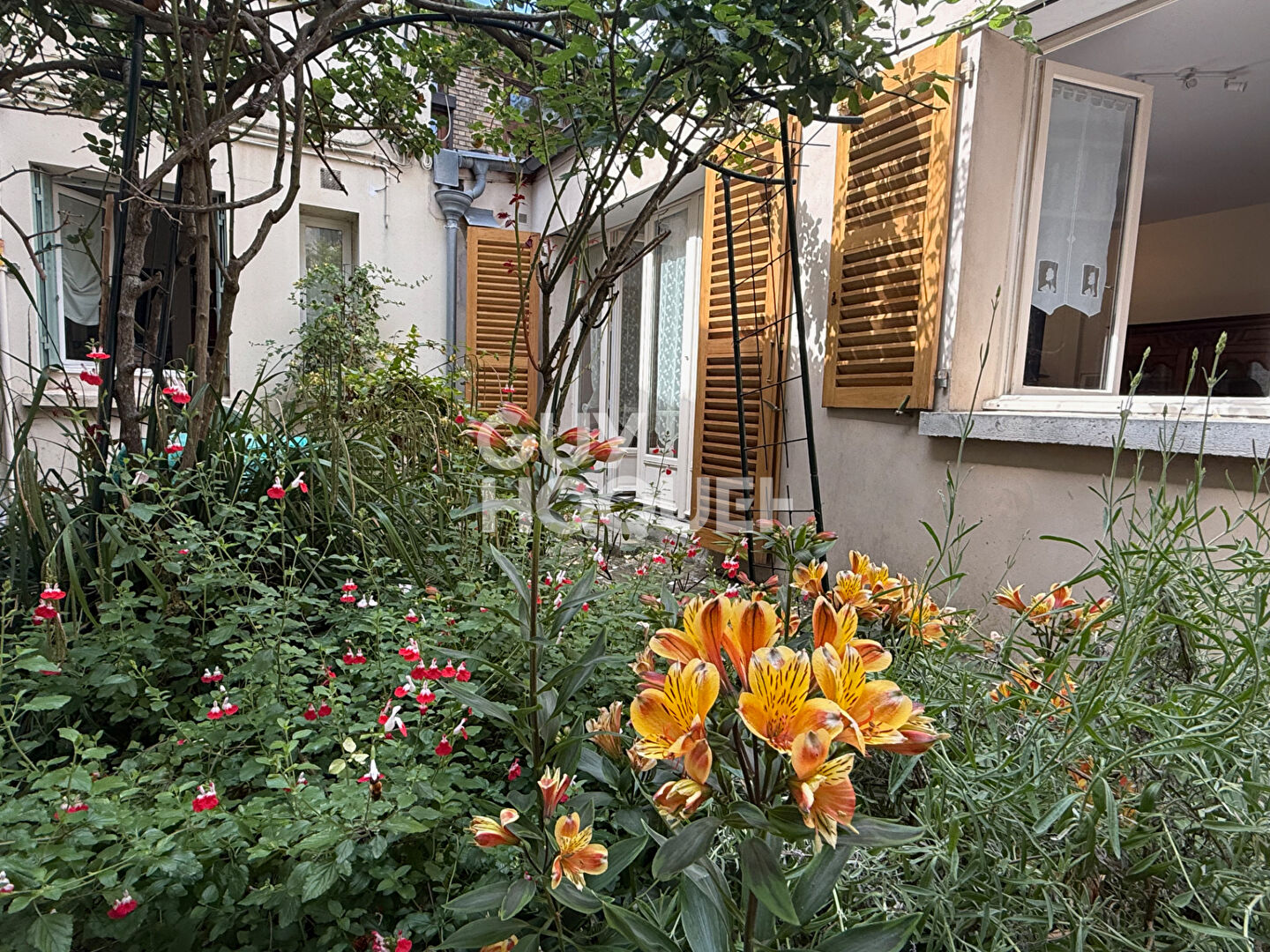 Appartement 3 pièces comme une maison, sur cour fleurie