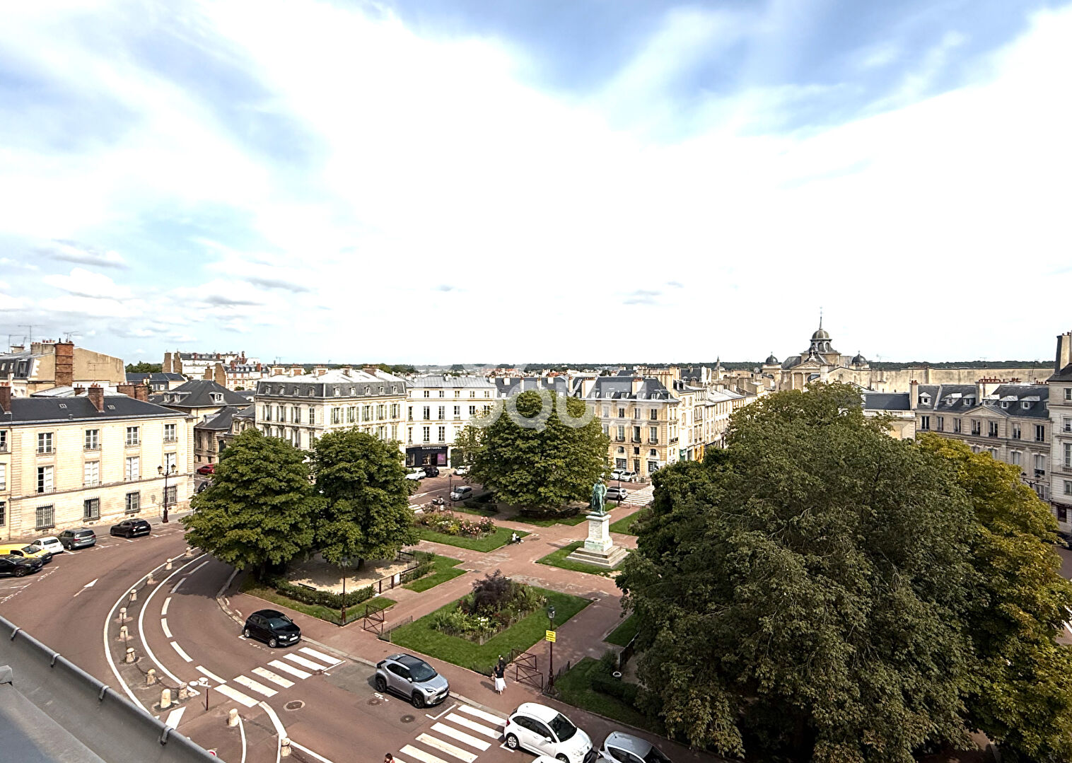 Dernier étage Place Hoche 3 pièces lumineux avec vue panoramique sur Versailles et l'église Notre-Dame. Bien rare.
