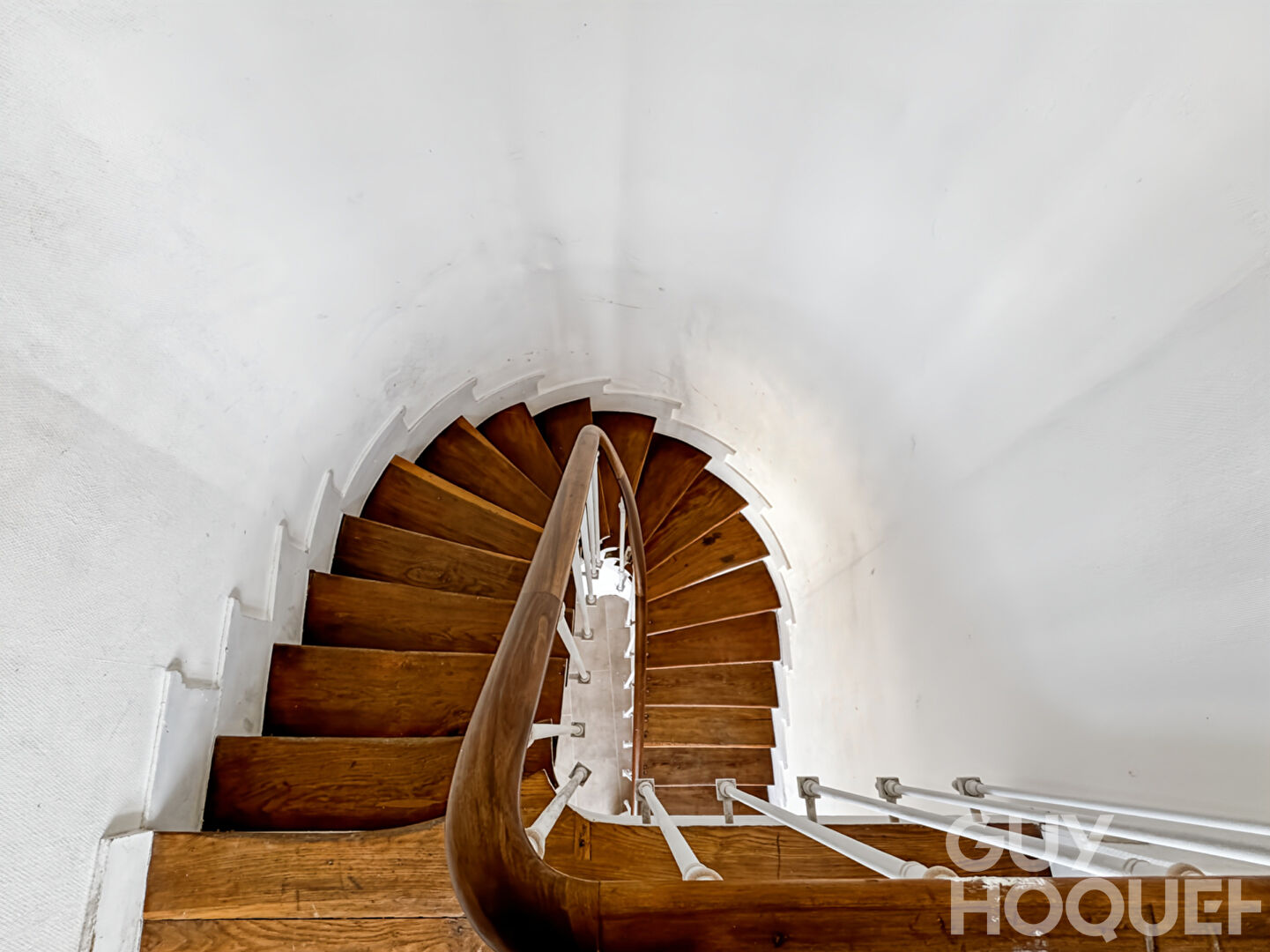 Versailles Chantiers  Mairie  / 2 pièces en Dernier étage / Fort potentiel duplex