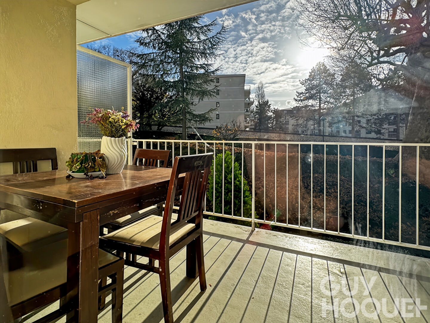 Terrasse - Parking -  Calme absolu - Vue verdoyante.