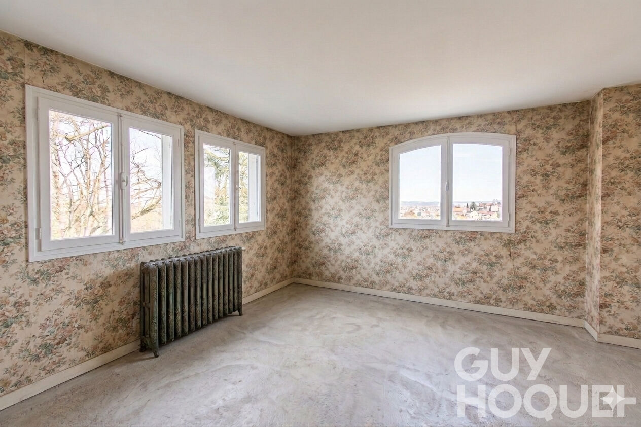 Maison familiale à réinventer avec beaux volumes et vue dégagée