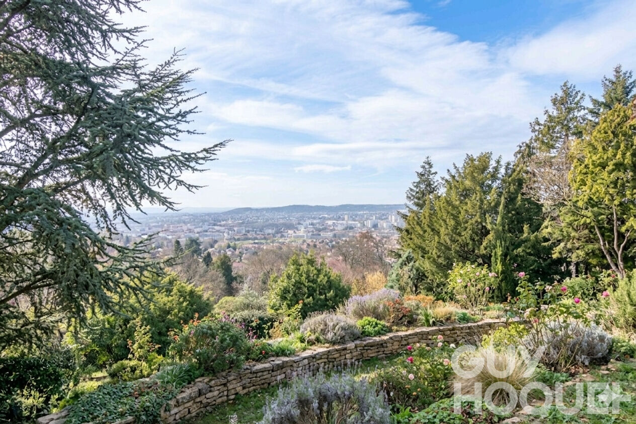 Maison familiale à réinventer avec beaux volumes et vue dégagée