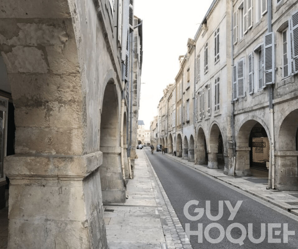 Deux pièces, dernier étage avec patio, hyper centre La Rochelle