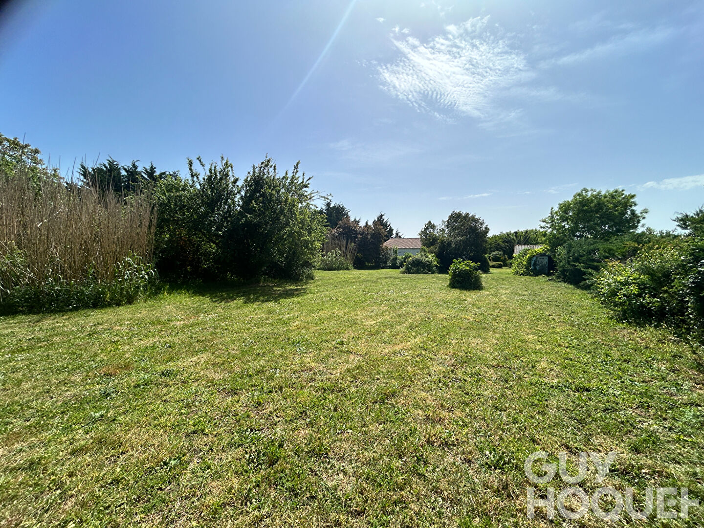 Beau terrain plat et viabilisé au calme