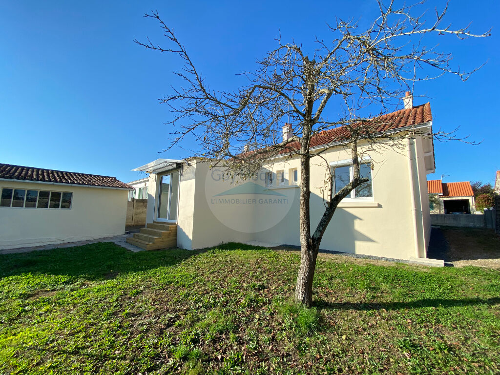 Vente : Maison de plain-pied rénovée 4 pièces (80 m²) à Cugand