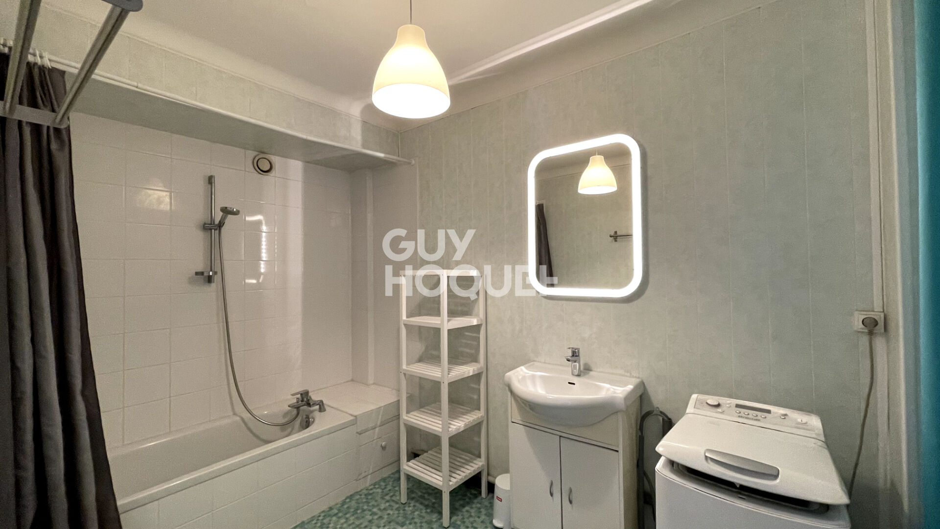 Grand T2 avec balcon au calme St Donatien