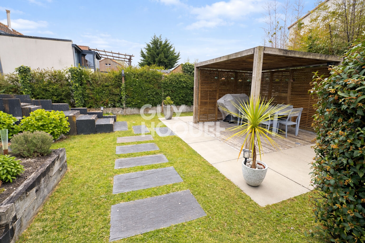 Maison familiale 142 m² à Basse-Goulaine - Jardin et terrasse avec pergola