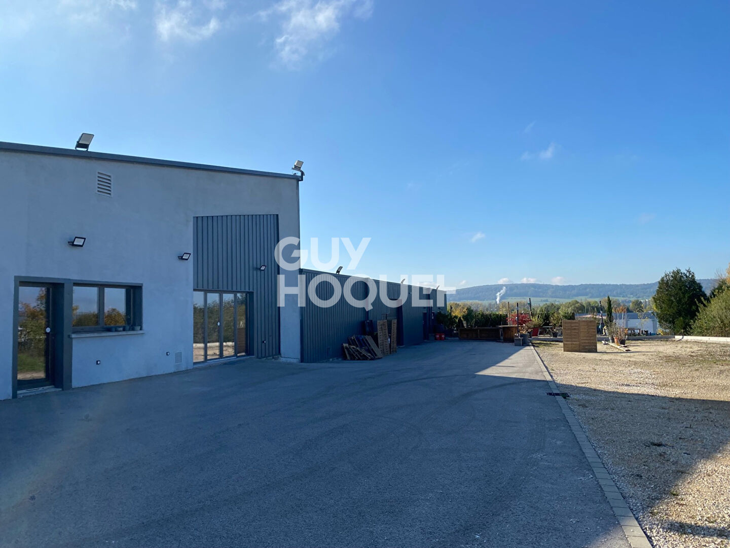 Local commercial Pusey223 m2