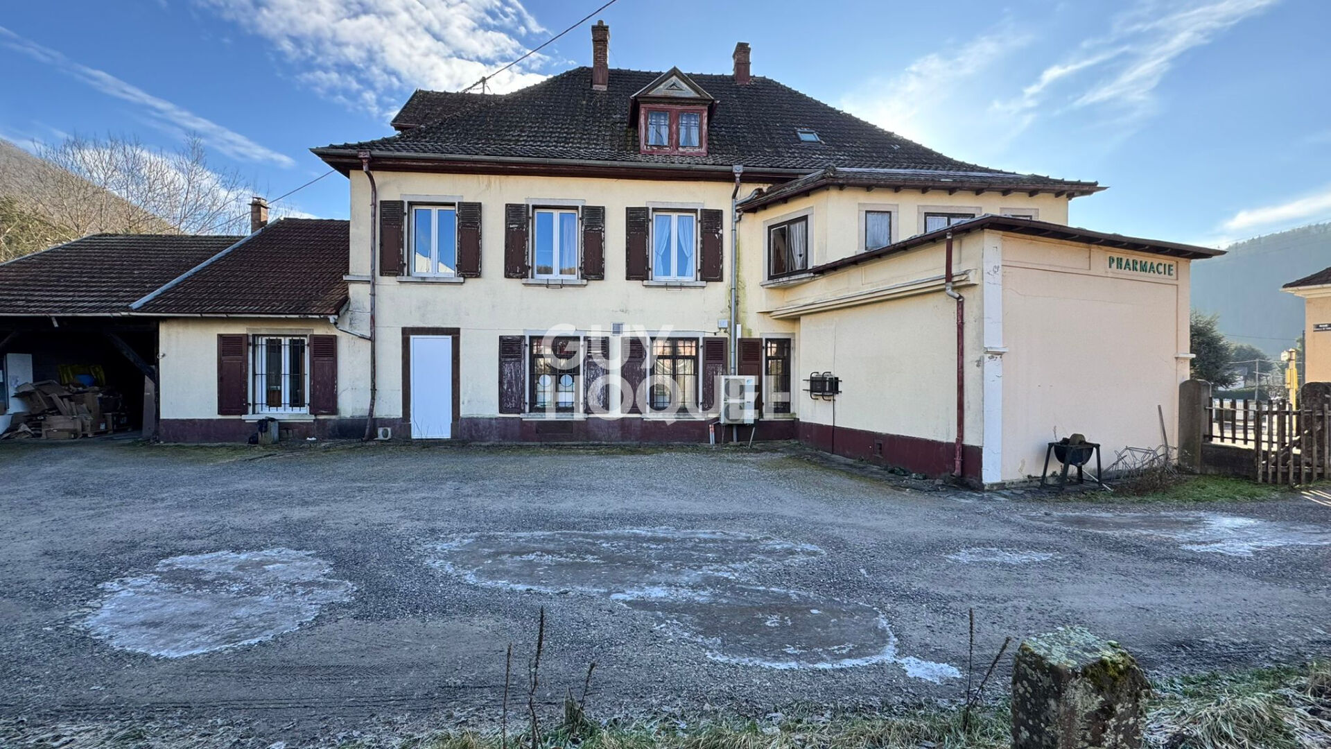 Ensemble immobilier de 534 m² à rénover situé sur une parcelle de 11,60 ares.