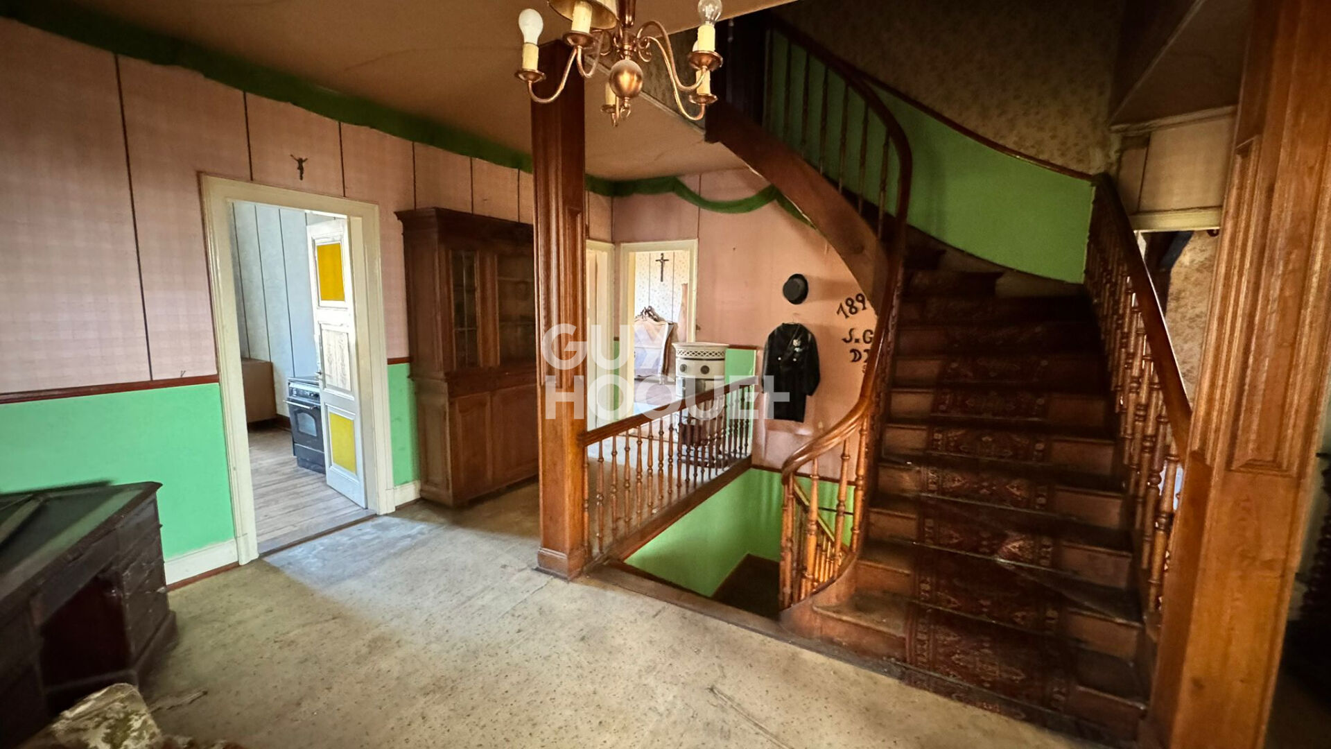 Ensemble immobilier de 534 m² à rénover situé sur une parcelle de 11,60 ares.