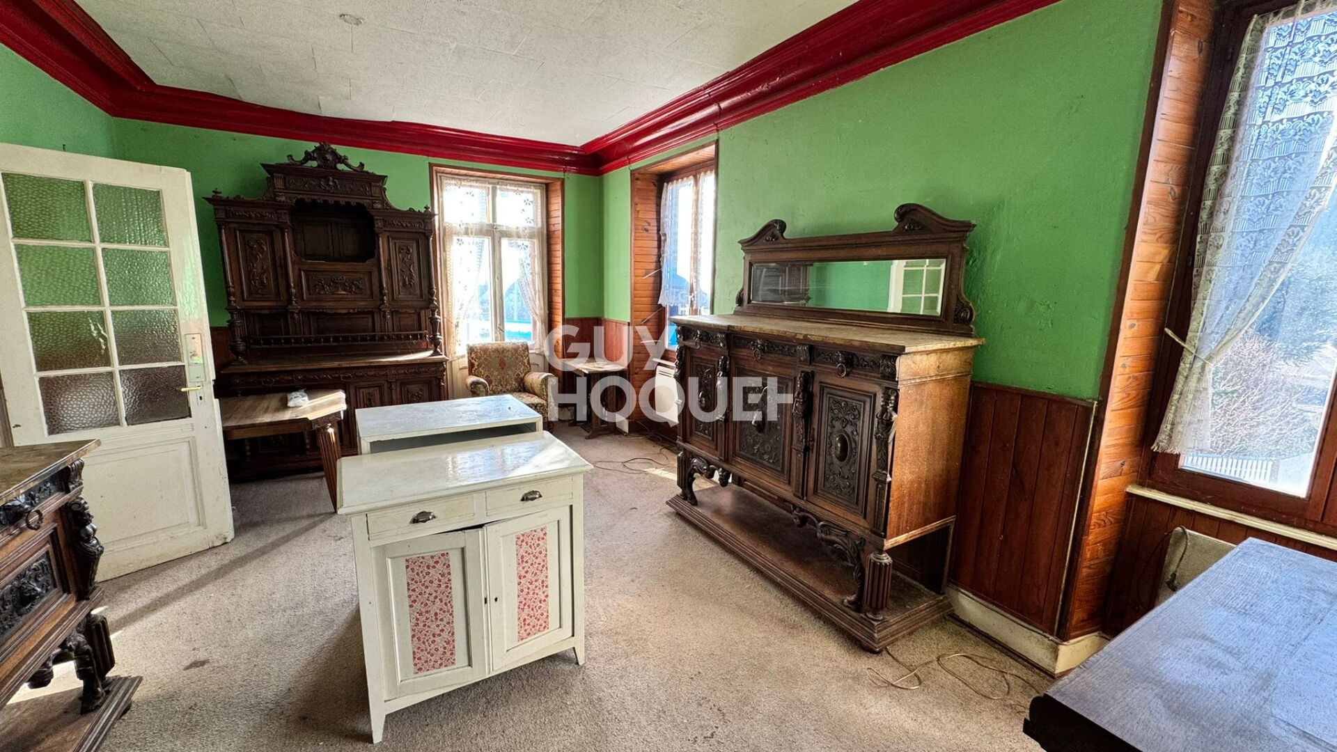 Ensemble immobilier de 534 m² à rénover situé sur une parcelle de 11,60 ares.