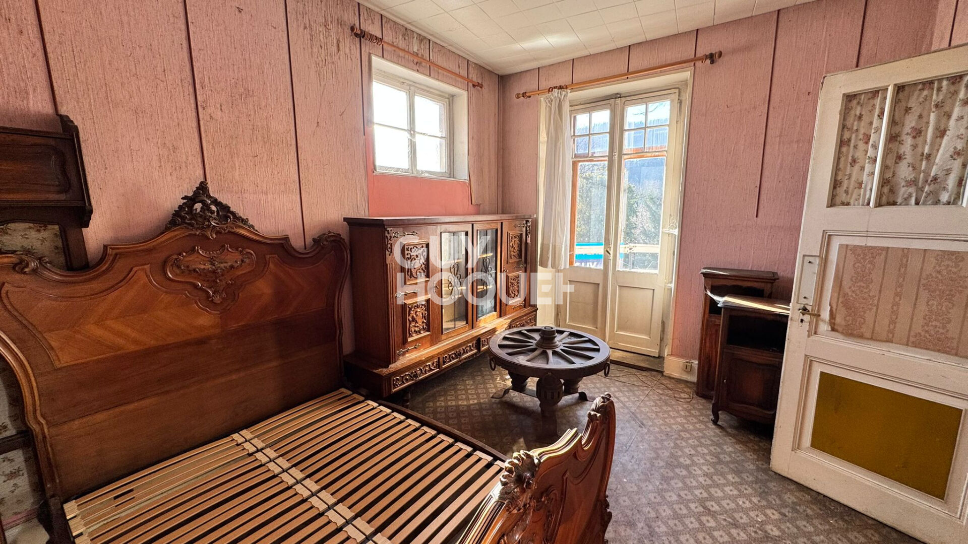 Ensemble immobilier de 534 m² à rénover situé sur une parcelle de 11,60 ares.