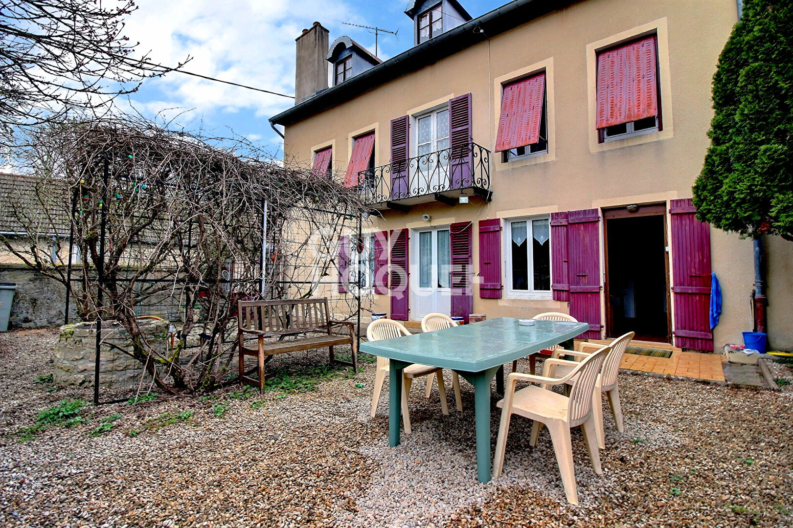 Maison de Maitre 13 pièces à FRAISANS