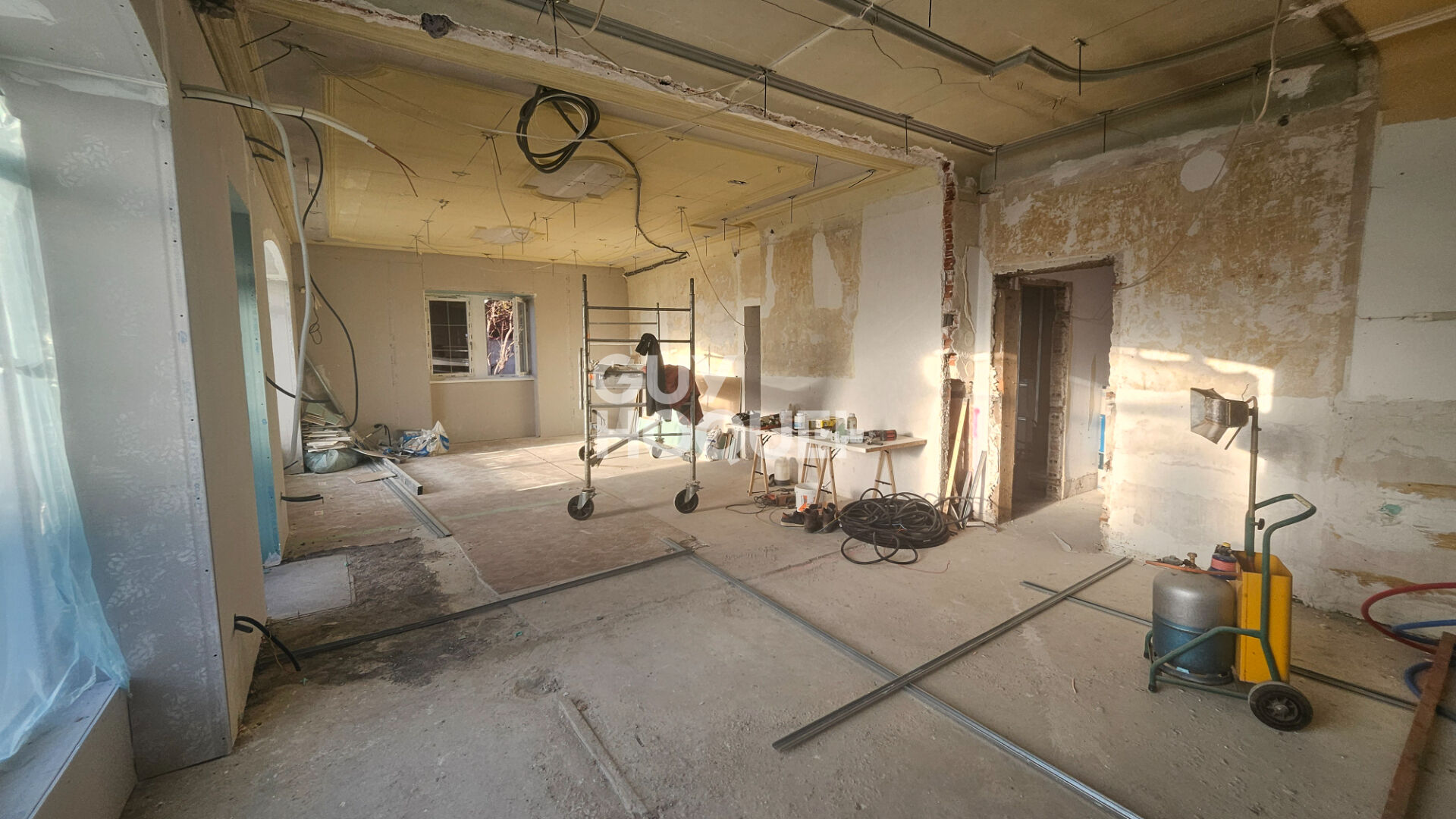 Local commercial 88m² refait à neuf + vitrines + parking