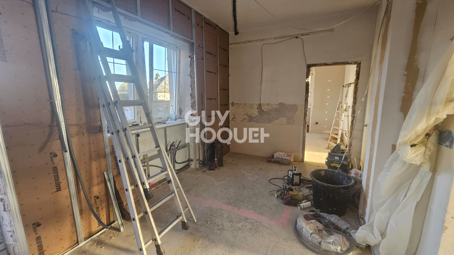 Local commercial 88m² refait à neuf + vitrines + parking