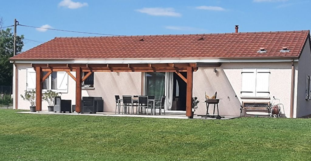 Maison de plain-pied avec 3 chambres et spacieux salon.