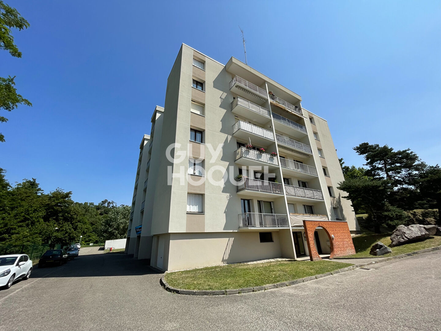 A LOUER STUDIO en bon état avec Balcon et Parking  38780 PONT EVEQUE