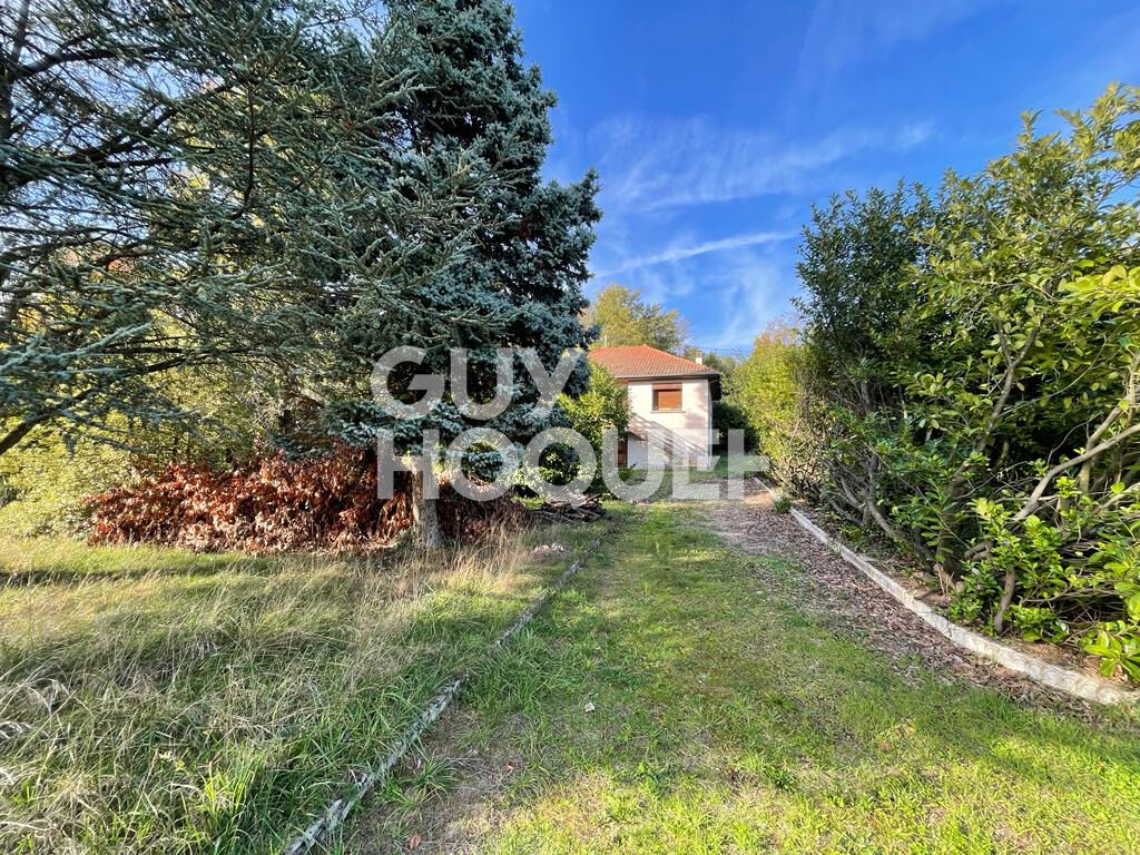 Maison à Cour Et Buis d'environ 90 m2 sur 2266m² de terrain.