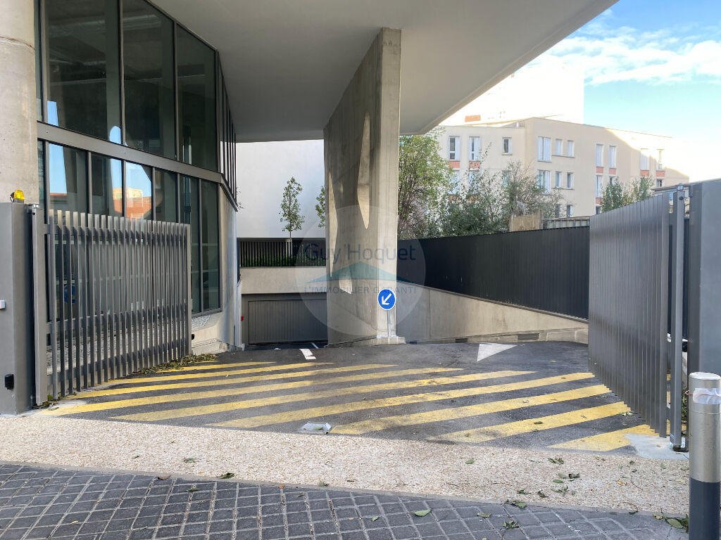 Emplacement parking au pied du métro Ligne 7