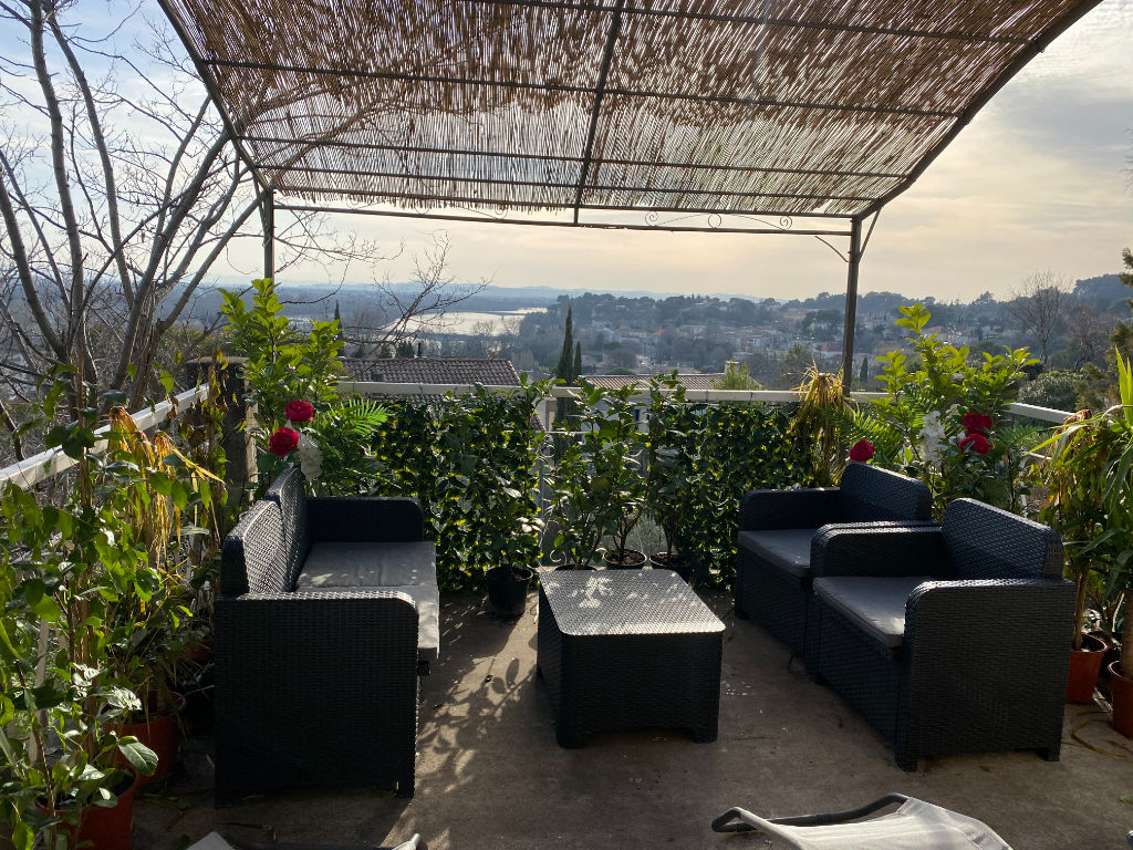 VILLENEUVE LES AVIGNON : maison d'environ 110 m² avec jardinet de 70 m²
