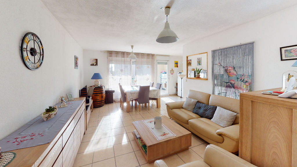 Appartement traversant T4 (81 m² Carrez) à vendre aux ANGLES