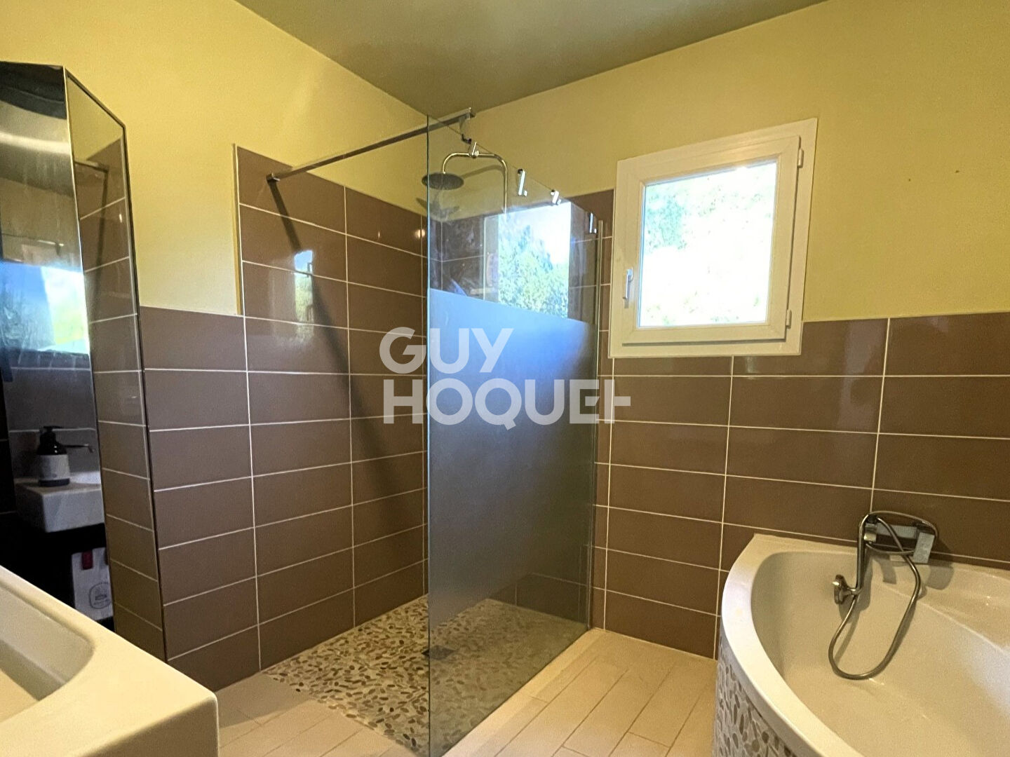 Maison spacieuse à vendre à Saint Laurent des Arbres avec piscine !