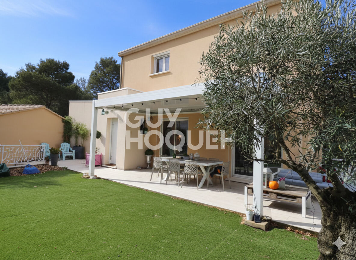 Maison spacieuse à vendre à Saint Laurent des Arbres avec piscine !