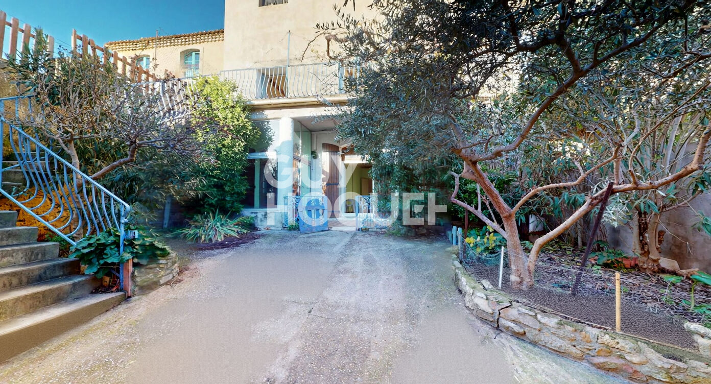 Maison de Charme à Pujaut : Un Écrin de Potentiel