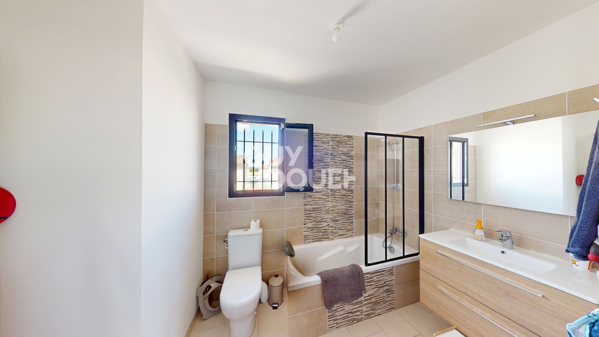 Maison de 2022 de 6 pièces de 123 m² à vendre à Laudun-l'Ardoise avec piscine et garage