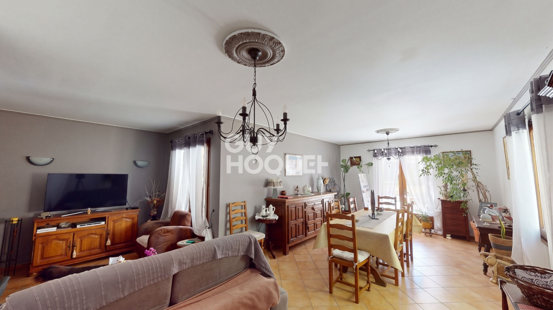 Maison 4 pièces à vendre à Connaux avec piscine et grands garages