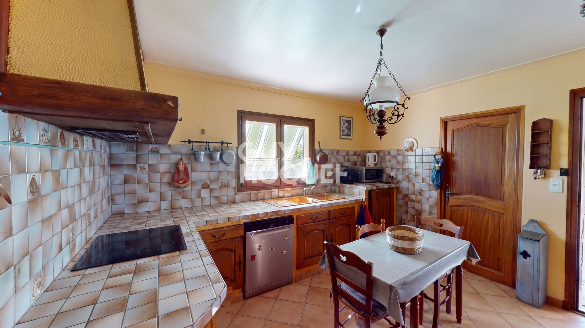 Maison 4 pièces à vendre à Connaux avec piscine et grands garages