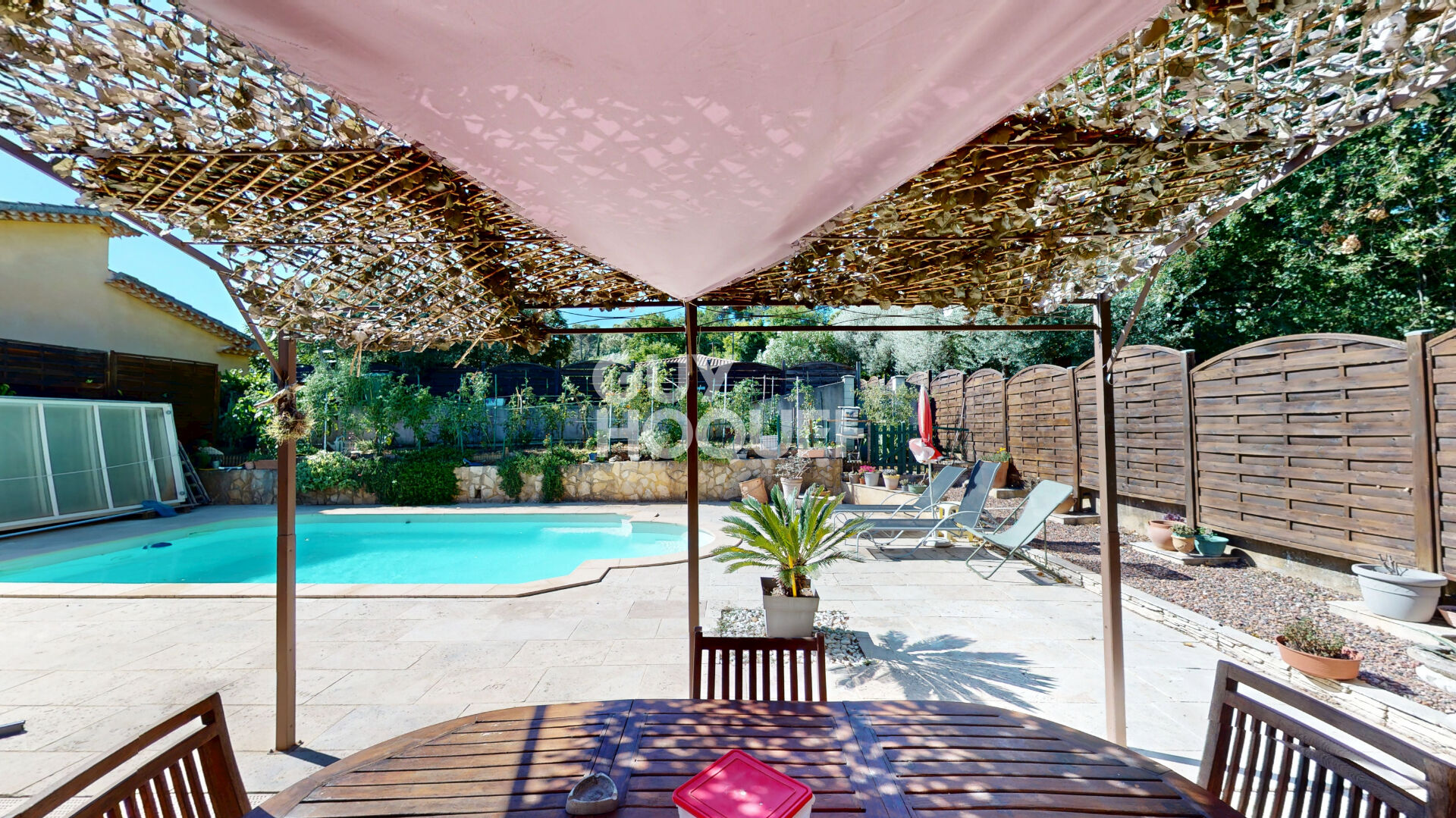 Maison 4 pièces à vendre à Connaux avec piscine et grands garages