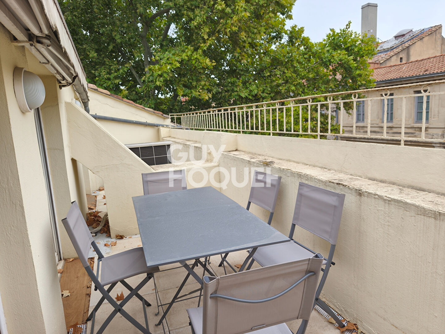 BAIL ETUDIANT - Appartement 2 pièces rue de la République, au calme à louer à Avignon, dernier étage avec terrasse