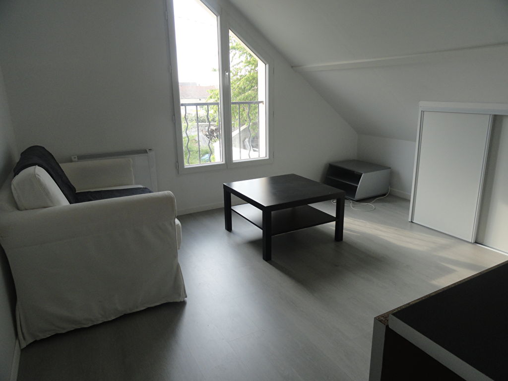 MEZIERES SUR SEINE Studio meublé