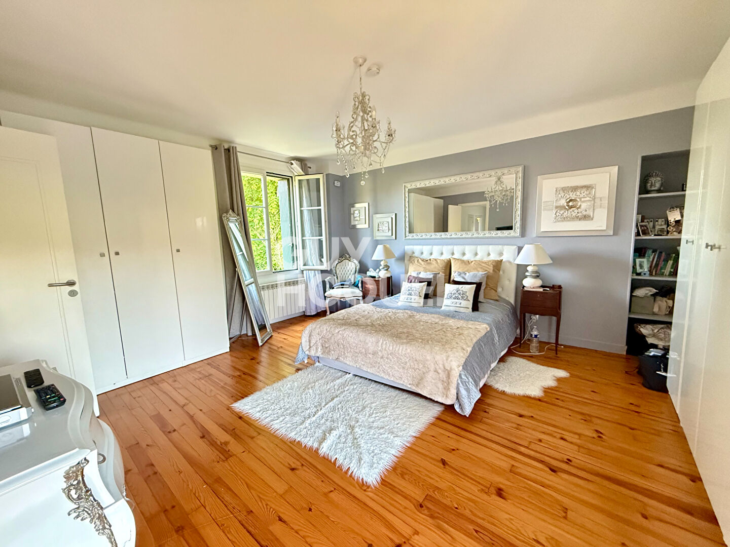 Longère rénovée de 245 m² à Mézières-sur-Seine - Garage & Dépendance