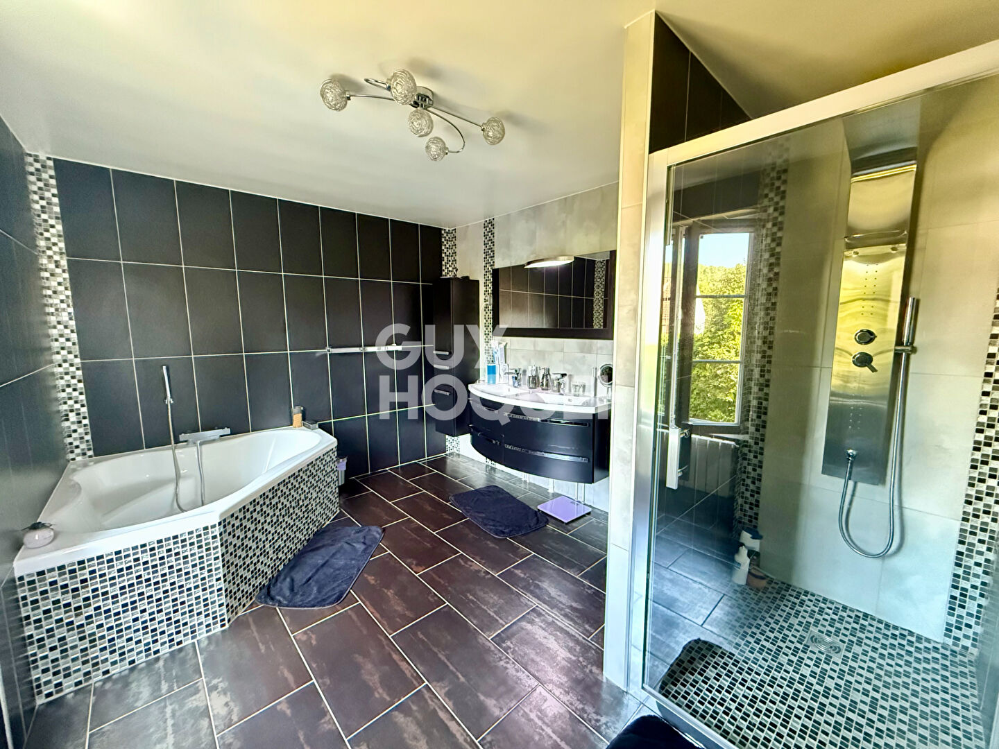 Longère rénovée de 245 m² à Mézières-sur-Seine - Garage & Dépendance