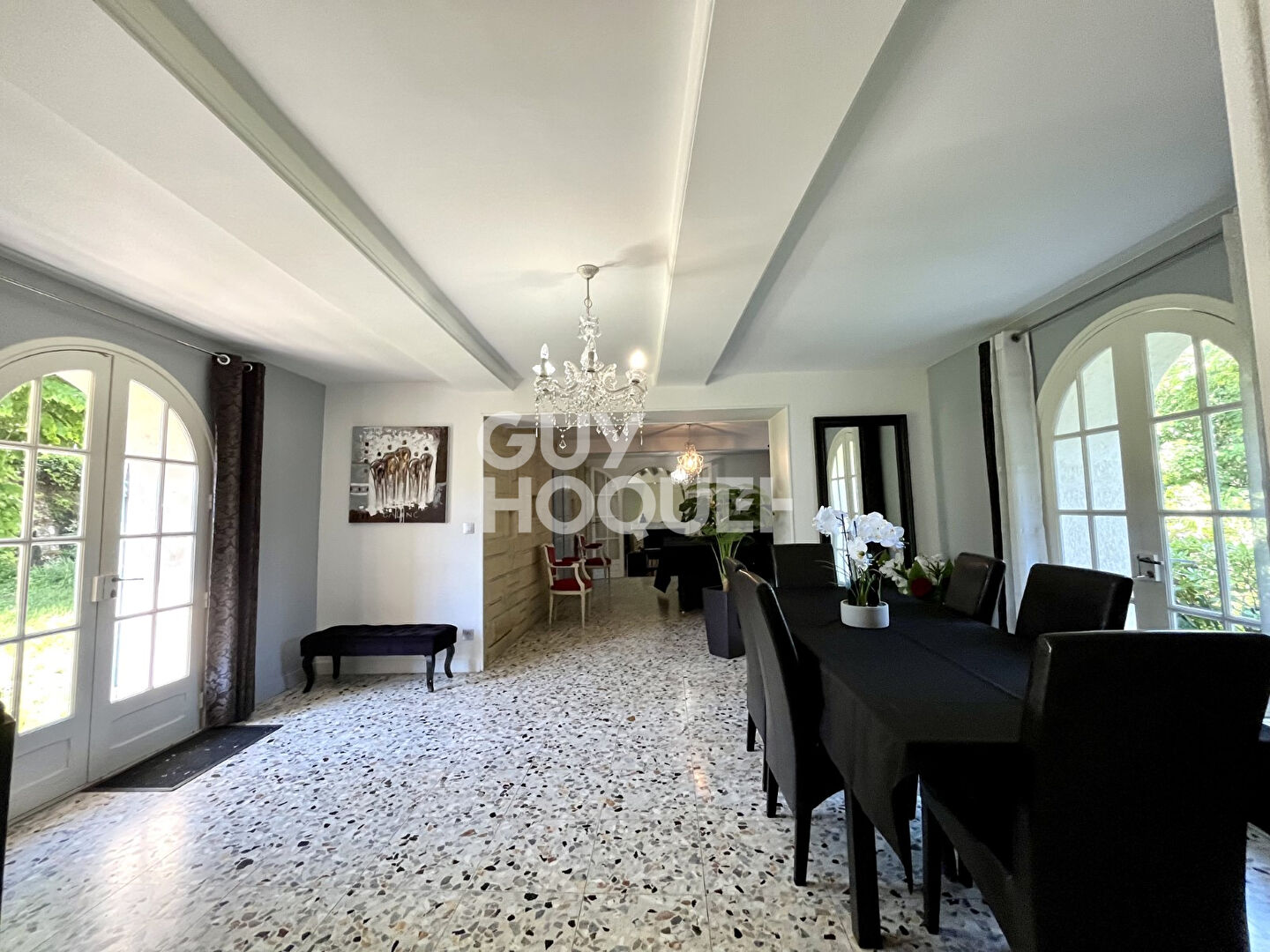 Longère rénovée de 245 m² à Mézières-sur-Seine - Garage & Dépendance