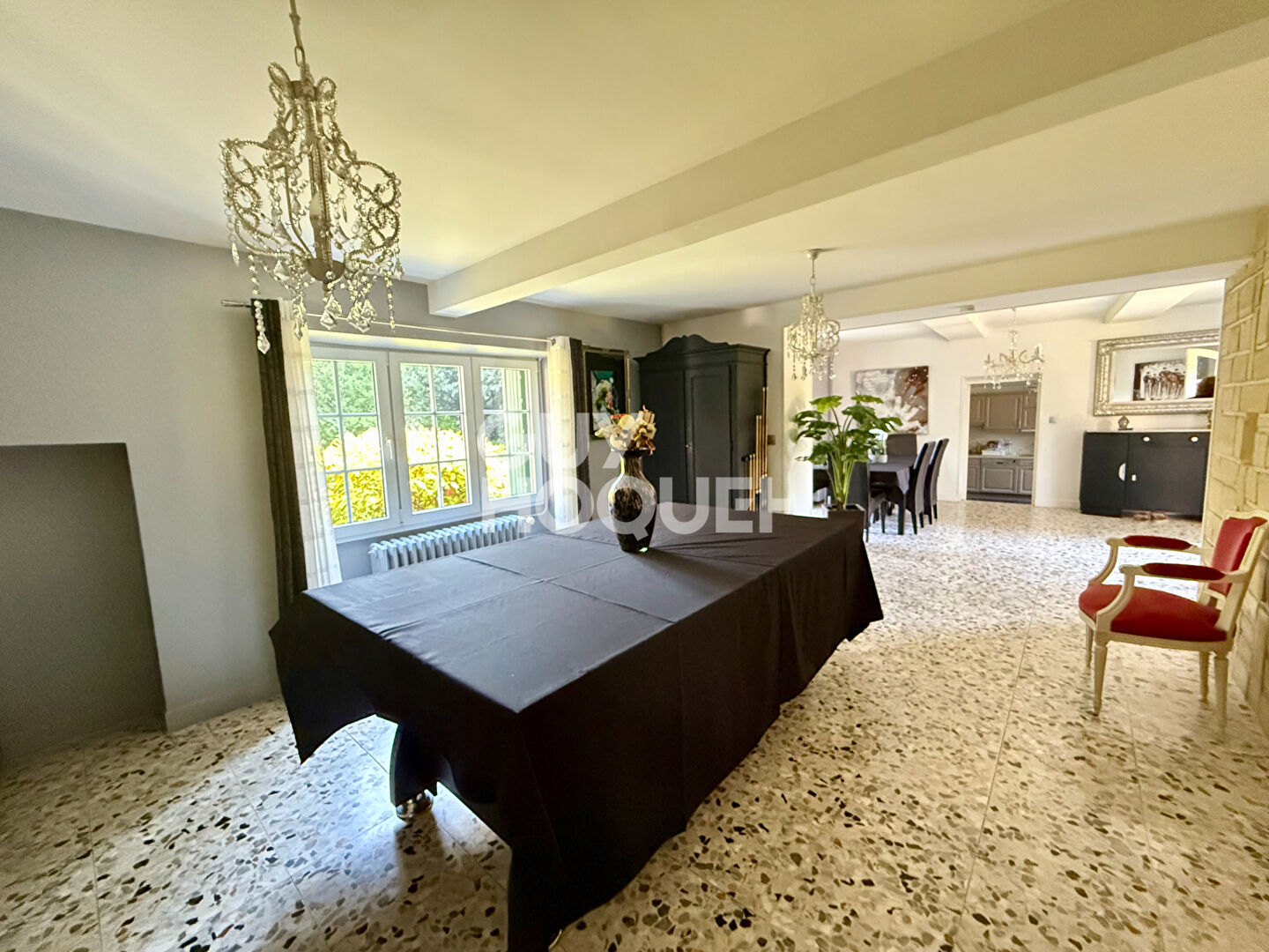 Longère rénovée de 245 m² à Mézières-sur-Seine - Garage & Dépendance