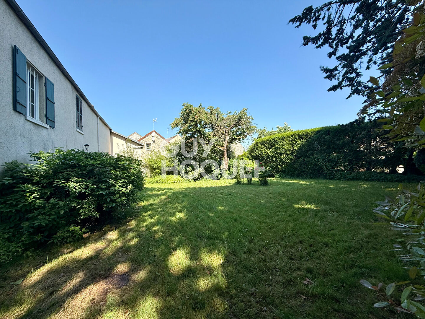 Longère rénovée de 245 m² à Mézières-sur-Seine - Garage & Dépendance