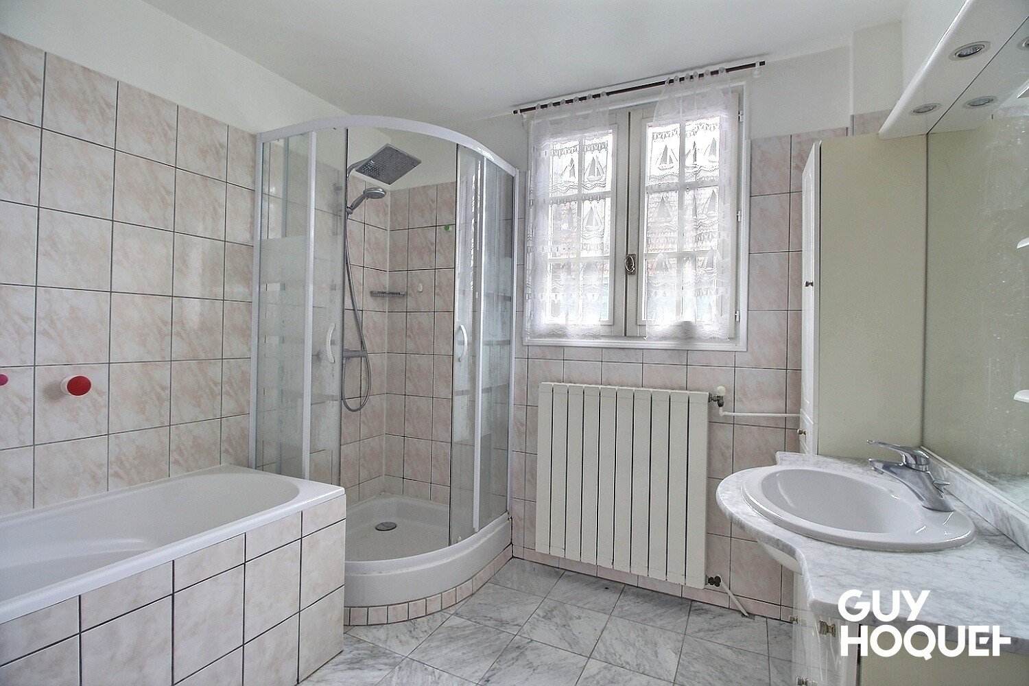 Jolie maison avec cour intérieure et garage . Proche gare de Juvisy