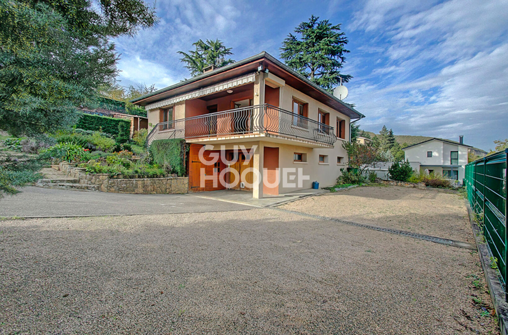 Maison de 124 m² construite sur un terrain clos et arboré de 1 128 m2.