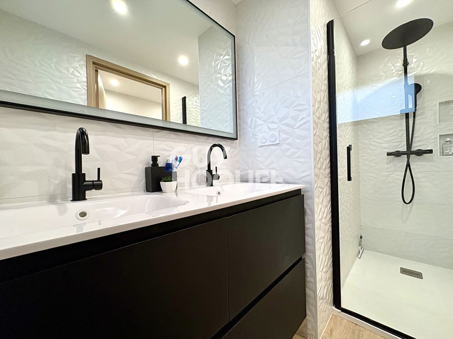 Exclusivité coup de coeur assuré pour cette belle contemporaine!