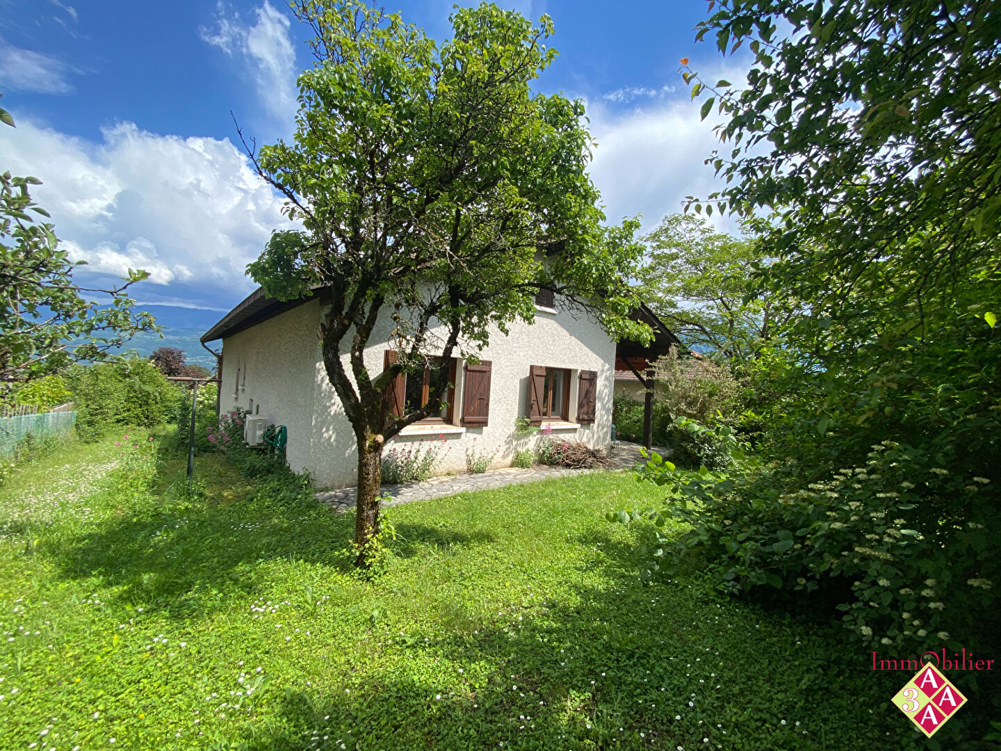 Photo BERNIN, Maison de plain-pied avec sous-sol enterré et combles. image 2/6