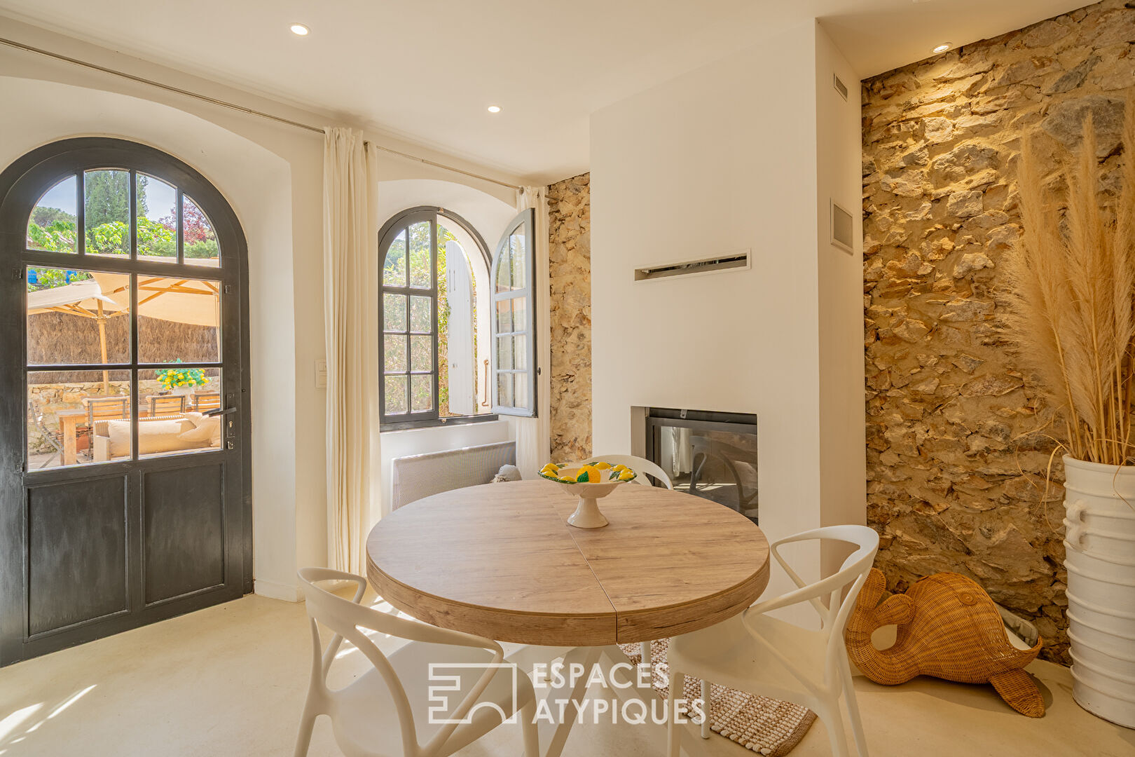 Charme authentique et lignes contemporaines aux portes de Saint-Tropez